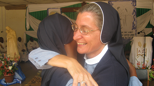 abbraccio fra sorelle