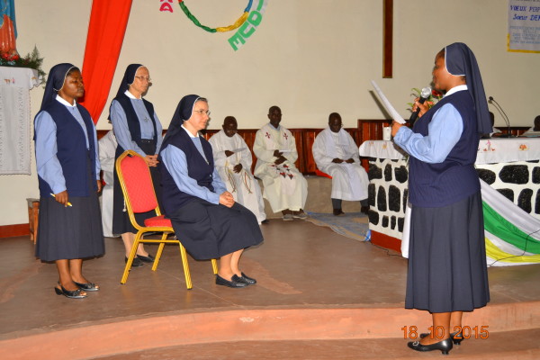 sr Denise recita la formula della professione